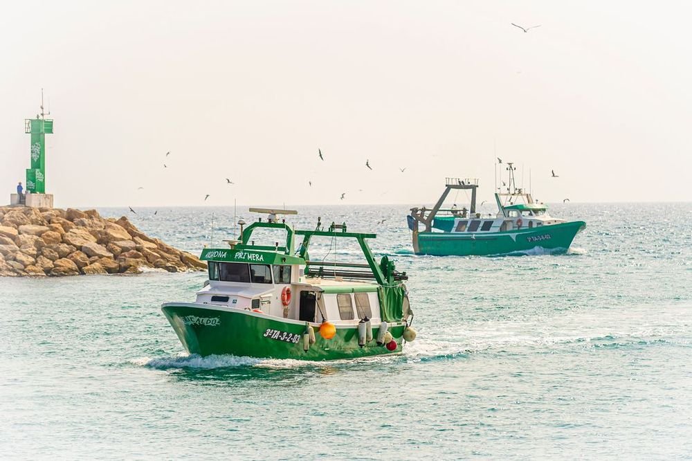 Barques de pesca sortint del port de Cambrils Barques de pesca sortint del port de Cambrils